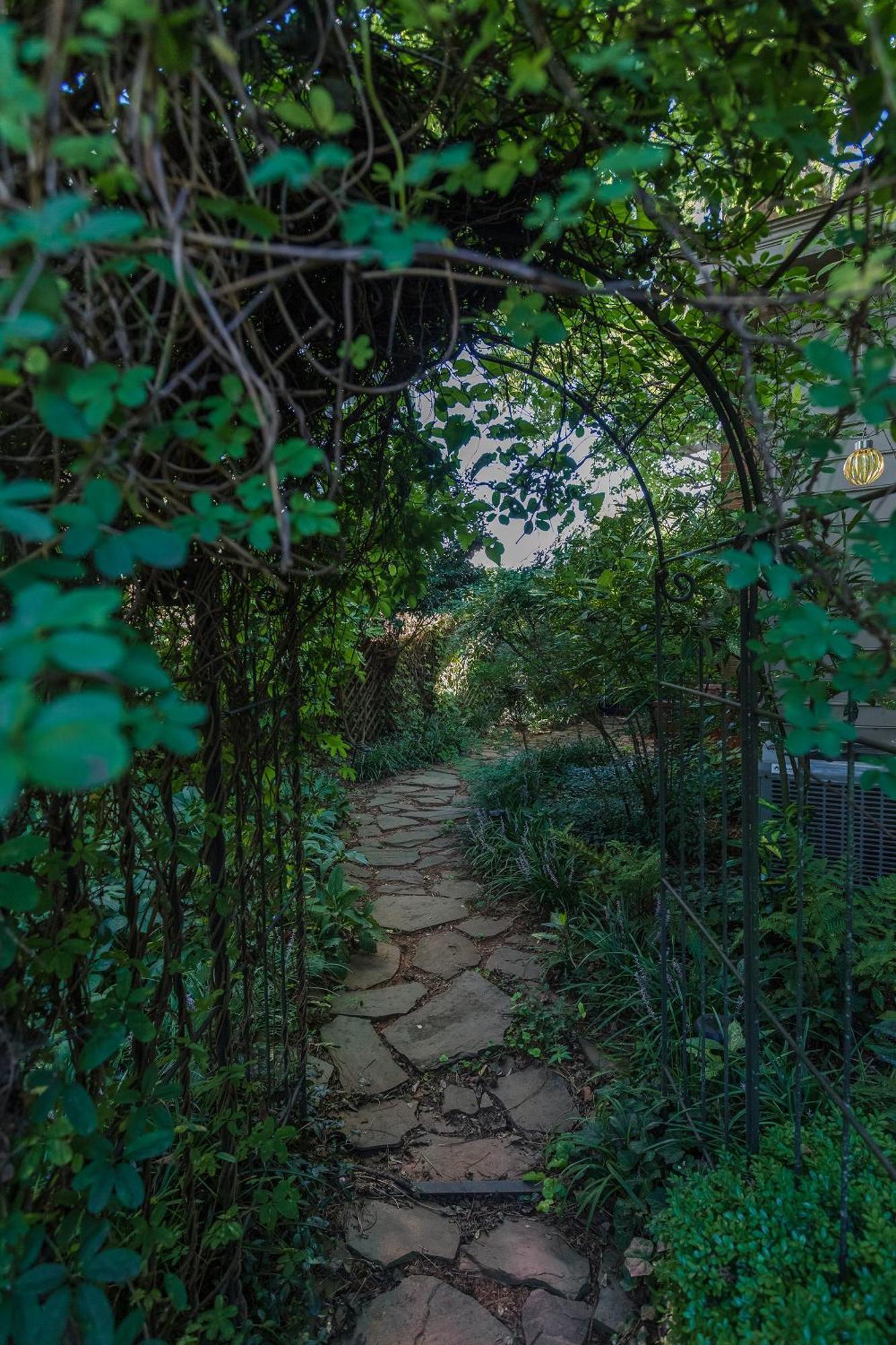 ホテル West Park Gardens カルペパー エクステリア 写真
